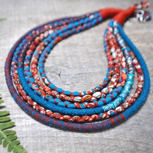 collar de tela de declaración de inspiración étnica para mujeres, collar de estampado africano de múltiples hebras tejido a mano, joyería de tela reciclada sin desperdicio imagen 1