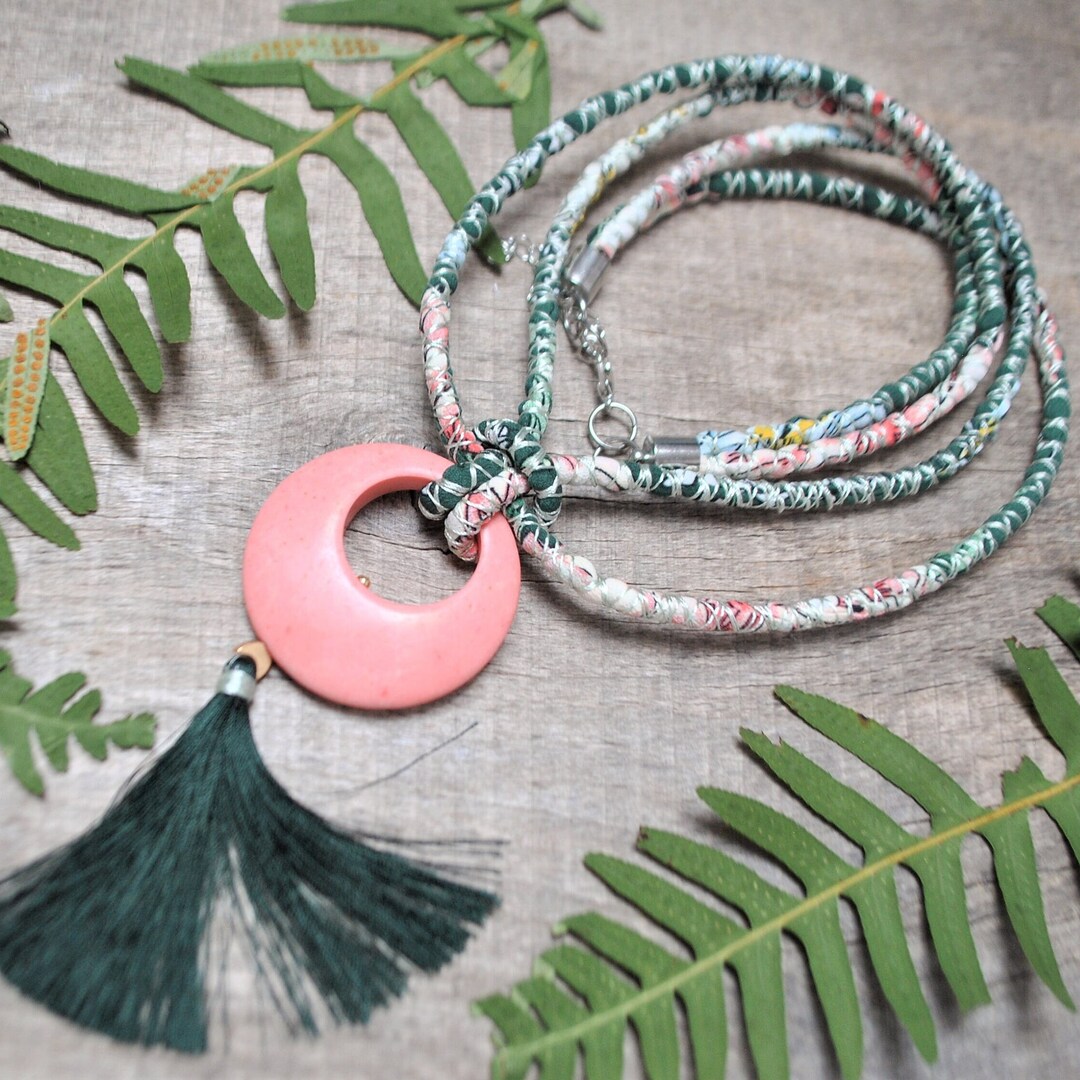 Colgante largo de howlita rosa con borla de seda y luna dorada, collar