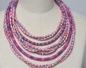 collar de tela en capas tejido a mano para mujer, collar de declaración rosa claro, collar étnico, cuello textil ponible, accesorios de tela