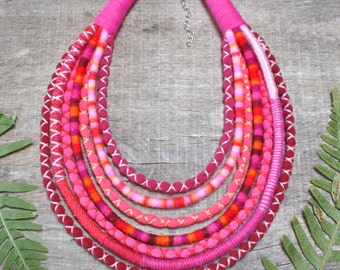 collar de tela de declaración rosa rojo brillante, collar textil, collar grueso audaz, collar ankara de tela, joyería africana de múltiples hebras