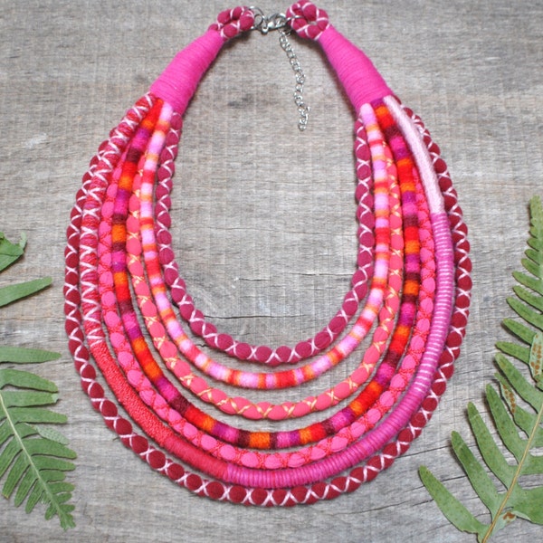 leuchtend rot-rosa Statement-Stoffhalskette, Textilhalskette, kühne klobige Halskette, Stoff-Ankara-Halskette, mehrsträngiger afrikanischer Schmuck