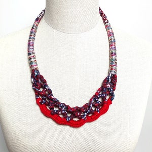 collar único de tela trenzada larga, collar de declaración rojo azul marino para mujer boho, collar de babero folclórico con estampado de flores, joyería sin desperdicio imagen 6