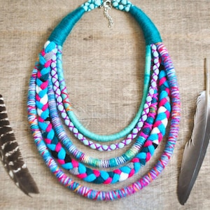 Mehrfarbige Boho Stoff Bib Halskette: Gewebter Statement Afrikanischer Kragen, Upcycled Multistrand ethnischer Schmuck