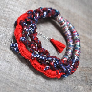 collar único de tela trenzada larga, collar de declaración rojo azul marino para mujer boho, collar de babero folclórico con estampado de flores, joyería sin desperdicio imagen 5