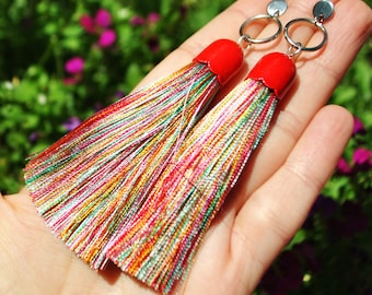 Pendientes de borla de seda de colores tachuelas, pendientes de aro de borla grande boho, pendientes quirúrgicos de acero inoxidable con flecos, joyería de tela boho