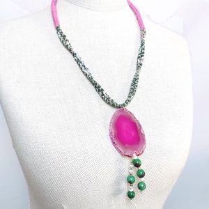 collar largo de tela con colgante de zoisita rubí, collar grande de rodajas de ágata rosa fucsia ooak, collar de cristal de macramé, regalo del día de las madres imagen 9