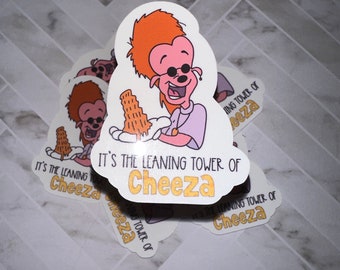 Può includere: Un adesivo con un personaggio dei cartoni animati con i capelli arancioni e gli occhiali da sole che tiene una torre di Cheez-Its. L'adesivo dice "It's the leaning tower of Cheeza".