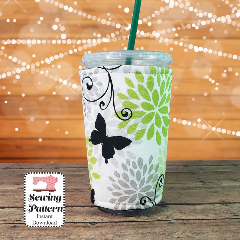 Puede incluir: Un patr&oacute;n de costura para un calentador de taza de estampado floral verde y gris con un dise&ntilde;o de mariposa negra. El patr&oacute;n es para descarga instant&aacute;nea.