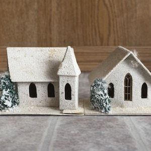 Puede incluir: Un juego de tres cuencos de cerámica anidados en tonos azules, verdes y blancos. Los cuencos presentan un esmalte moteado y un diseño sencillo. El cuenco más grande mide unos 15 cm de diámetro.