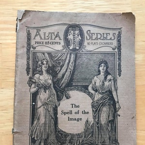 Könnte beinhalten: Antiker Buchumschlag für "The Spell of the Image" aus der Alta-Serie. Der Umschlag zeigt Illustrationen von zwei Frauen in klassischer Kleidung, mit dem Text "Alta Series" und "T.S. Denison & Company, Publishers, Chicago."