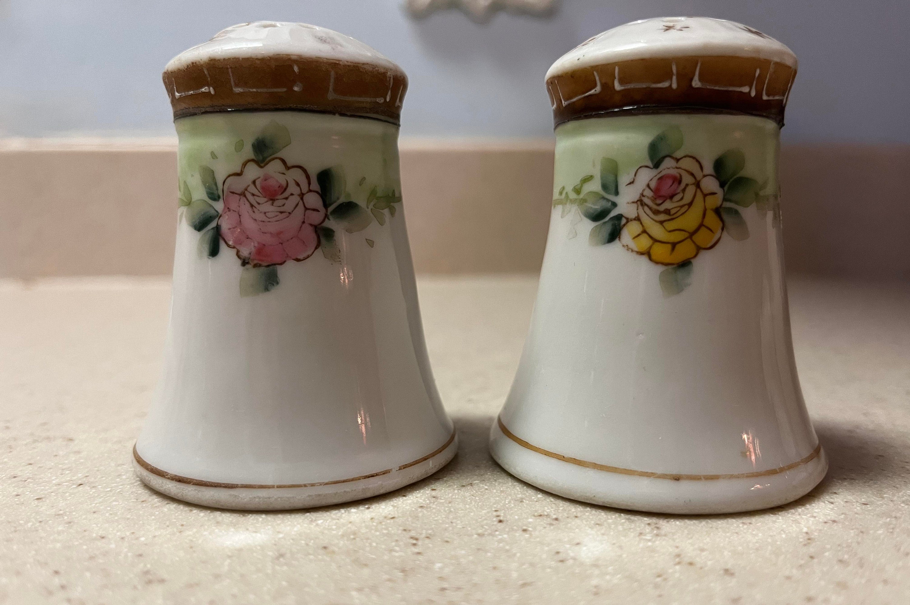Salt and Pepper Shakers, Basket with Pink Roses, Porcelain Japan – Antigo  Trunk