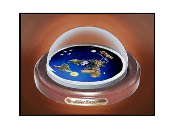 Könnte beinhalten: Ein kreisförmiges Display mit einer flachen Weltkarte unter einer transparenten Kuppel auf einem braunen Holzsockel. Eine goldfarbene Plakette an der Vorderseite des Sockels trägt die Gravur Flat Earth in Schreibschrift, mit blauen Ozeanen.