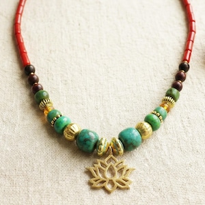 Collana con fiore di loto - Collana di perline - Gioielli boho - Regalo per lei - Collane natalizie per donne Gioielli fatti a mano