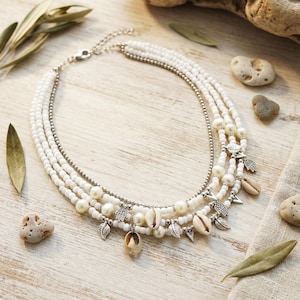 ビーズタカラガイのネックレス：淡水パールとシルバーチャーム - ボヘミアンビーチジュエリー