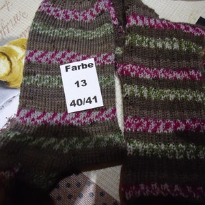 Selbstgestrickte socken40/41 KOSTERLOSER VERSSND.Wer keine farbnummer angibt muss nehmen was ich ihm schicke. Bild 1