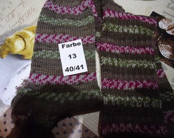 Selbstgestrickte socken40/41 KOSTERLOSER VERSSND.Wer keine farbnummer angibt muss nehmen was ich ihm schicke.