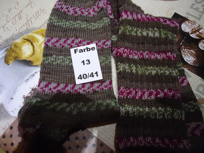 Selbstgestrickte socken40/41 KOSTERLOSER VERSSND.Wer keine farbnummer angibt muss nehmen was ich ihm schicke. Bild 1