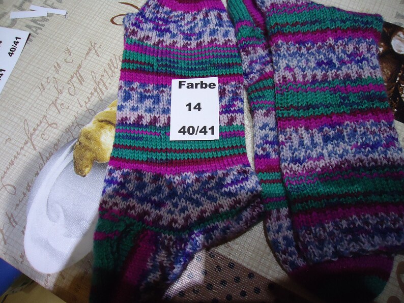 Selbstgestrickte socken40/41 KOSTERLOSER VERSSND.Wer keine farbnummer angibt muss nehmen was ich ihm schicke. Bild 2