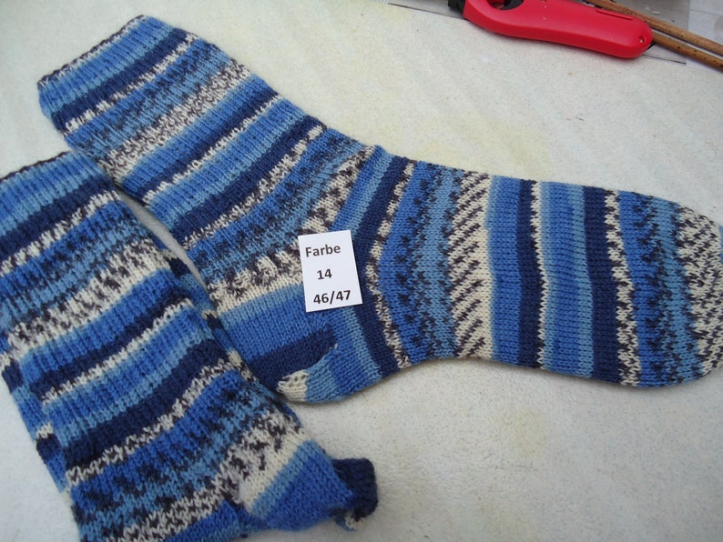 Selbstgestrickte socken46/47 KOSTENLOSER VERSAND.Wer keine farbnummer angibt muss nehmen was ich ihm schicke. Bild 1