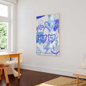 K&ouml;nnte beinhalten: Ein blauer und wei&szlig;er abstrakter Kunstdruck mit goldenem Rahmen. Der Druck zeigt ein Zebra, ein Herz, eine Krone und die Worte "Happy", "Things Are Coming" und "Kings Are Coming".
