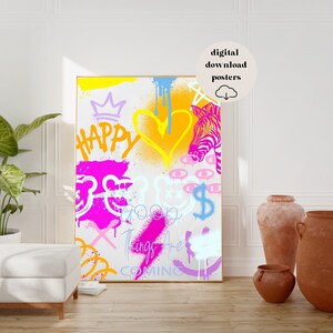 K&ouml;nnte beinhalten: Ein digitaler Kunstdruck mit wei&szlig;em Hintergrund und buntem Graffiti-Text und -Bildern. Der Text enth&auml;lt "Happy", "Good Things Are Coming" und ein Dollarzeichen. Die Bilder beinhalten eine Krone, ein Herz, ein Zebra und einen Blitz.