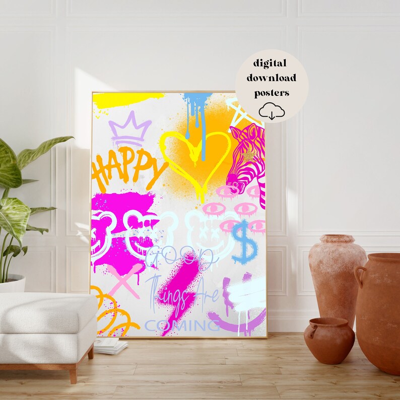 K&ouml;nnte beinhalten: Ein digitaler Kunstdruck mit wei&szlig;em Hintergrund und buntem Graffiti-Text und -Bildern. Der Text enth&auml;lt "Happy", "Good Things Are Coming" und ein Dollarzeichen. Die Bilder beinhalten eine Krone, ein Herz, ein Zebra und einen Blitz.
