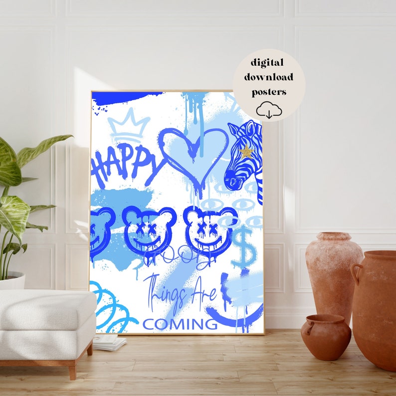 K&ouml;nnte beinhalten: Ein blauer und wei&szlig;er digitaler Kunstdruck mit einem Graffiti-Design. Der Druck zeigt ein Zebra, B&auml;ren, ein Herz, eine Krone und die Worte "Happy" und "Things Are Coming".