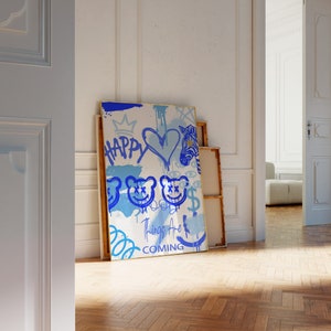 K&ouml;nnte beinhalten: Ein blauer und wei&szlig;er abstrakter Kunstdruck mit goldenem Rahmen. Der Druck zeigt ein Herz, ein Zebra, B&auml;ren und die Worte "Happy", "Things Are Coming".