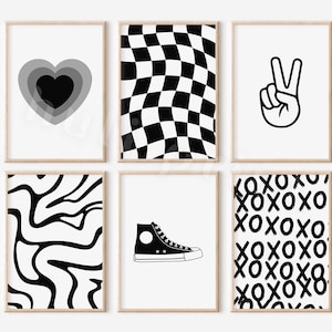 Op de afbeelding: Set van zes minimalistische zwart-wit wandprints. De prints bevatten een hart, een geruit patroon, een vredesteken, abstracte swirls, een sneaker en een herhalend XOXO-patroon.