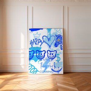 K&ouml;nnte beinhalten: Ein blauer und wei&szlig;er abstrakter Kunstdruck mit einem Zebra, einem Herzen und den Worten "Happy" und "Things Are Coming".