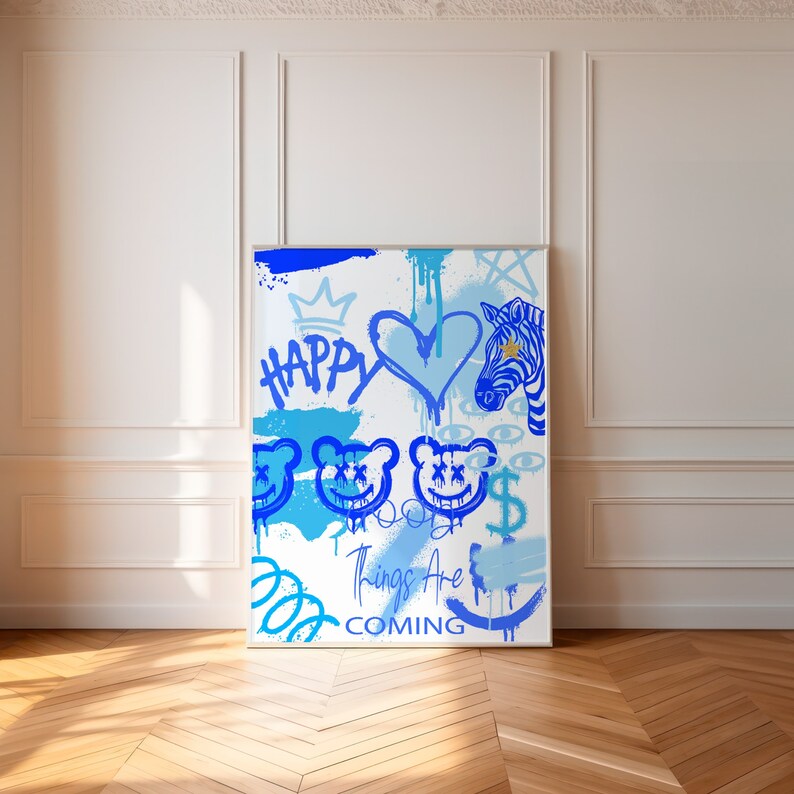 K&ouml;nnte beinhalten: Ein blauer und wei&szlig;er abstrakter Kunstdruck mit einem Zebra, einem Herzen und den Worten "Happy" und "Things Are Coming".