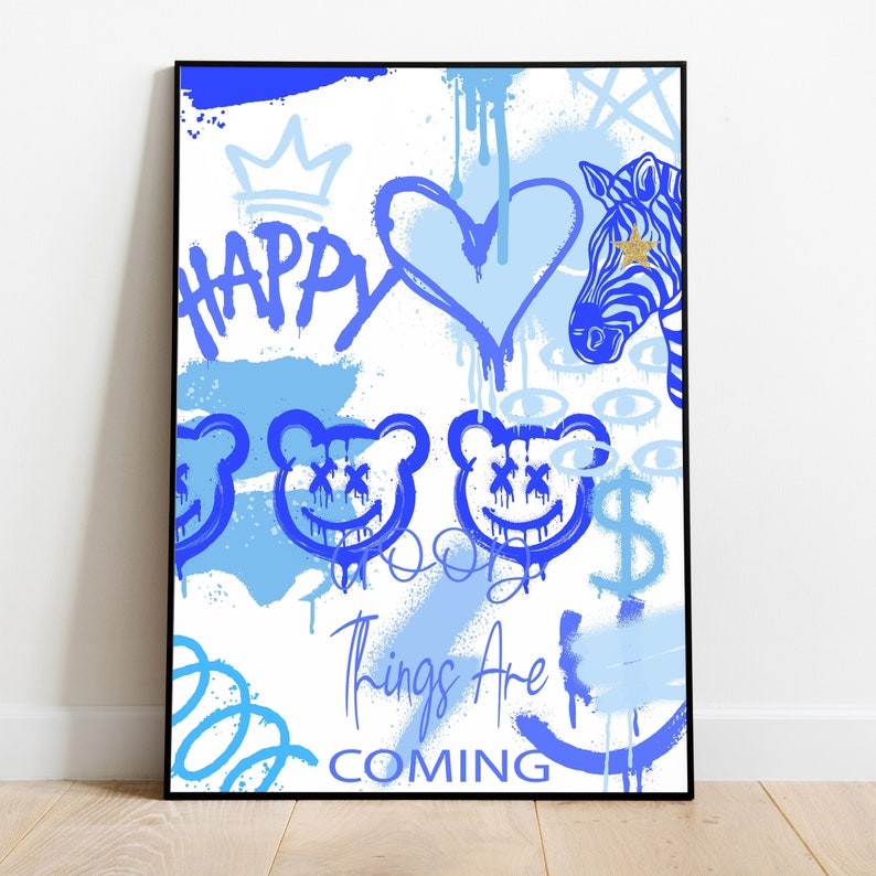 K&ouml;nnte beinhalten: Blauer und wei&szlig;er abstrakter Kunstdruck mit einer Krone, einem Herzen, zwei B&auml;renk&ouml;pfen, einem Zebra und dem Text "Happy Things Are Coming".