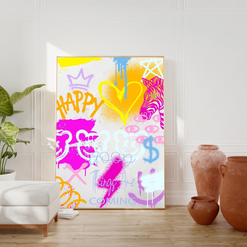 K&ouml;nnte beinhalten: Ein farbenfrohes abstraktes Gem&auml;lde mit wei&szlig;em Hintergrund. Das Gem&auml;lde zeigt ein pinkfarbenes Herz, einen Zebra-Kopf, eine Krone, ein Dollarzeichen und die Worte "Happy", "Good Things Are Coming" und "X".