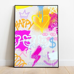 K&ouml;nnte beinhalten: Ein farbenfroher abstrakter Kunstdruck mit wei&szlig;em Hintergrund und pinken, gelben, blauen und violetten Farbspritzern. Der Druck zeigt die Worte "Happy", "Good Things Are Coming" und eine Krone.