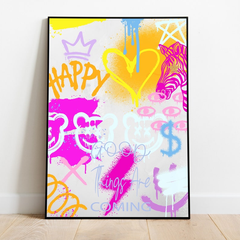 K&ouml;nnte beinhalten: Ein farbenfroher abstrakter Kunstdruck mit wei&szlig;em Hintergrund und pinken, gelben, blauen und violetten Farbspritzern. Der Druck zeigt die Worte "Happy", "Good Things Are Coming" und eine Krone.