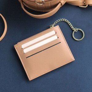 Cartera pequeña personalizada con el signo del zodiaco llavero dorado cartera de cuero vegano horóscopo grabado imagen 2