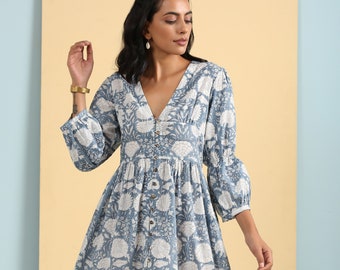 Robe en coton à fleurs et col plongeant