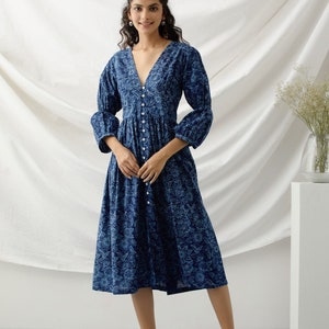 Vestido floral índigo con cuello profundo y mangas extravagantes