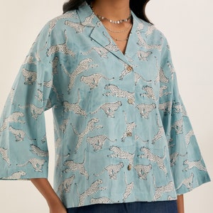 Classic shirt with collar in fun animal print image 1