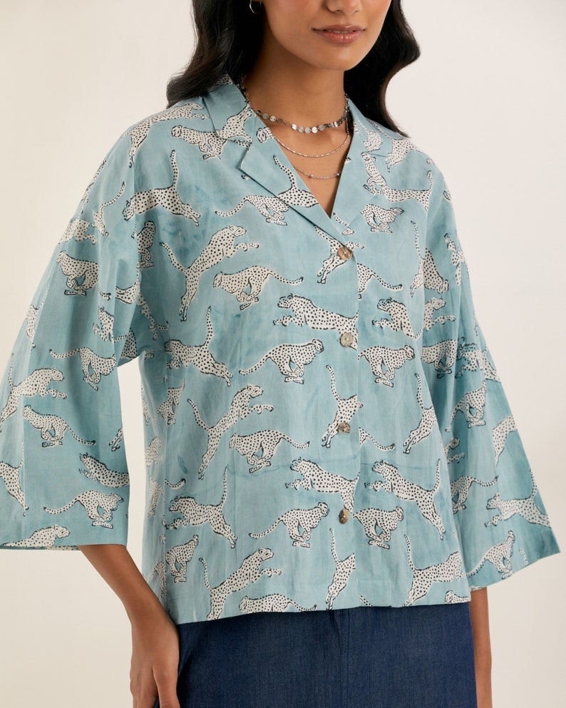 Classic shirt with collar in fun animal print image 1