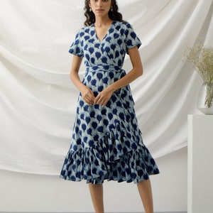 Geblümtes Rüschen-Wickelkleid