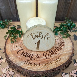 Decorazioni rustiche per matrimoni - Fetta di tronco incisa al laser - Numero del tavolo per matrimoni - Centrotavola per matrimoni - Decorazioni personalizzate per matrimoni