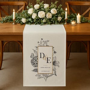 Chemin de table personnalisé chérie - initiales personnalisées et noms vintage sur le thème botanique chemin de table