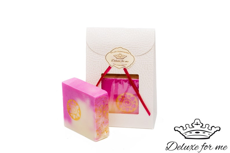 104.21EUR/1kg Rose shower butter with silk in a gift box image 1
