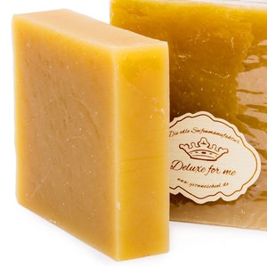 Pode incluir: Duas barras de sabão amarelo com um rótulo que diz "Die edle Seifenspezialität Deluxe for me www.givonnesoed.de"