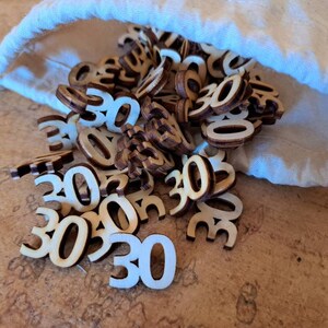 Sustainable 30th birthday scatter decoration made of wood in plastic-free packaging 30 years