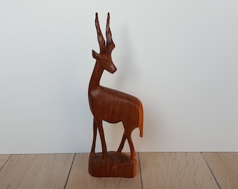 Antilope sculptée en bois. Figurine de sculpture en bois animal / Antilope en bois / Holz Antilope / Antílope de madera/ Antilope di legno