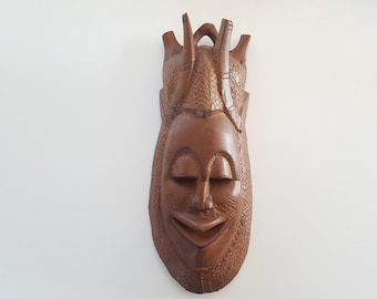 Masque bois africain. Sculpté à la main, grand et lourd. Peut être utilisé comme décoration murale belle.