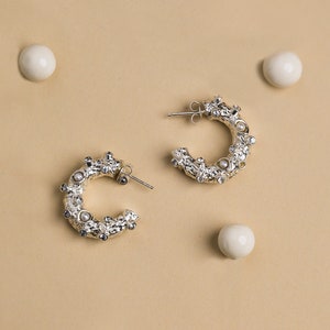 Perle Creolen, Silber Perle Creolen, Mini CZ Creolen, Kleine Einzigartige Silber Creolen, Stein Ohrringe, Geschenk für sie, Hochzeit Braut Ohrringe