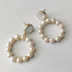 Perlen Hoop Ohrringe, Süßwasser Perle Ohrringe, Weiße Mondstein Ohrringe, Baumeln Tropfen Gold Ohrringe, Hochzeit Ohrringe, Ohrringe Geschenk für Sie